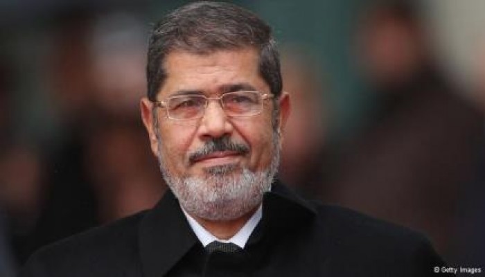 التليفزيون المصري: تعذر نقل الرئيس مرسي إلى مقر المحاكمة لسوء الأحوال الجوية