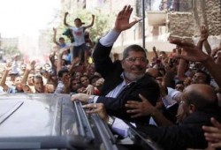 قانونية الرئيس مرسي : قرار التأجيل سياسي لتمرير استفتاء الدستور وذكرى ثورة 25 يناير