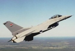 سقوط طائرة حربية F-16 في أرض زراعية بجوار المنصورة