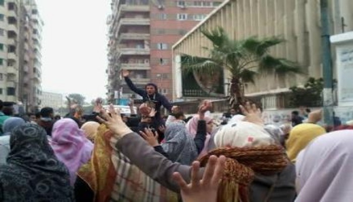 طلاب جامعة الاسكندرية يطالبون بالافراج عن زملائهم المعتقلين