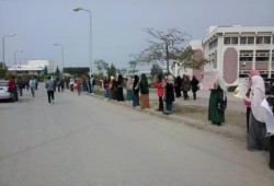 سلسلة بشرية بجامعة القناة تنديدا باعتقال الحرائر ورفضا لدستور العار