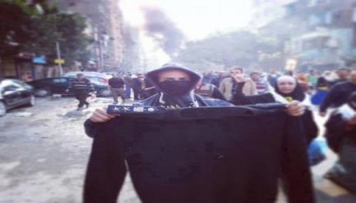 "اسقاط استفتاء الدم": نشطاء يتداولون صورة ملابس ضابط شرطة خلع ملابسه وهرب من مواجهة الثوار