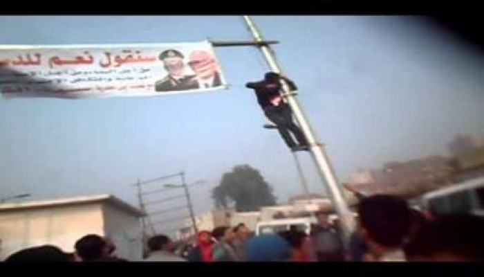 مليونية "اسقاط استفتاء الدم" تمزيق لافتات السيسي في المطرية (فيديو)