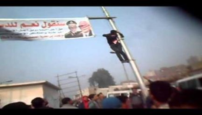 مليونية "اسقاط استفتاء الدم" تمزيق لافتات السيسي في المطرية (فيديو)