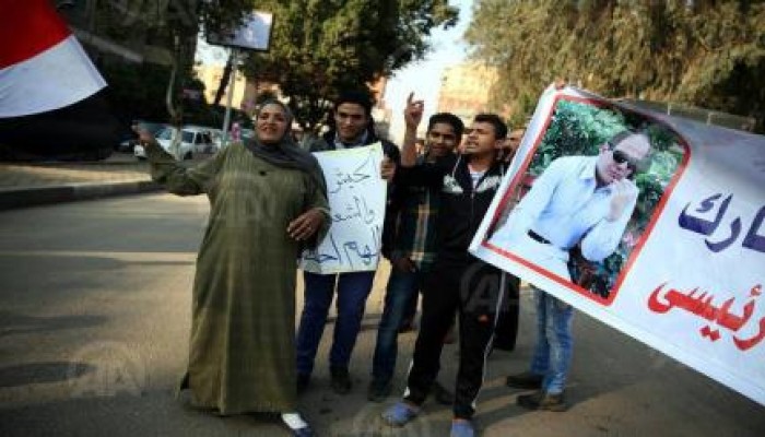 بالصور .. 6 أشخاص يتظاهرون دعما لترشح السيسي في المعادي