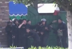 "وقذف في قلوبهم الرعب" .. داخلية الانقلاب تفر هاربة من أمام شباب الأزهر (فيديو)