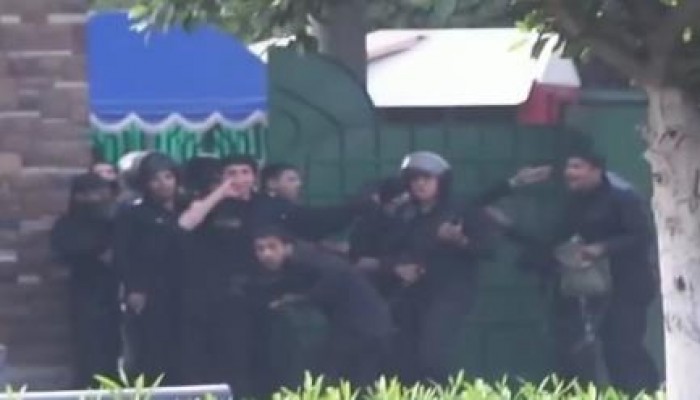 "وقذف في قلوبهم الرعب" .. داخلية الانقلاب تفر هاربة من أمام شباب الأزهر (فيديو)