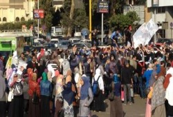 طلاب جامعة القاهرة يصلون لميدان النهضة ويشعلون الاطارات لغلقه أمام أمن الانقلاب