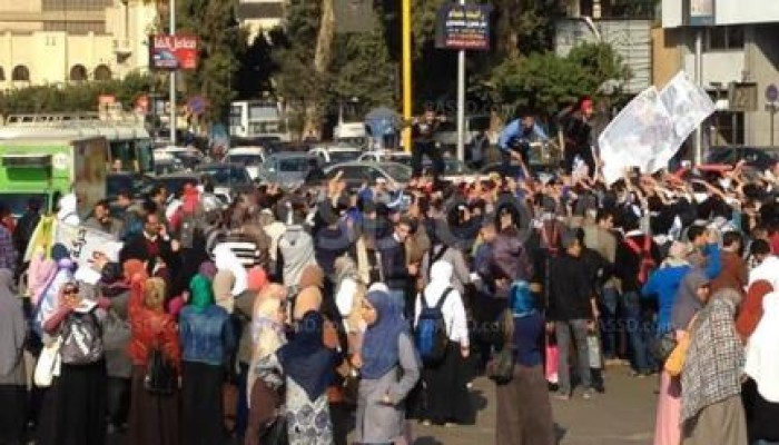 طلاب جامعة القاهرة يصلون لميدان النهضة ويشعلون الاطارات لغلقه أمام أمن الانقلاب
