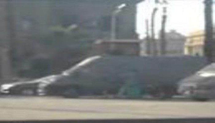 بالفيديو .. لحظة إشعال النار بمدرعة الشرطة أمام جامعة القاهرة