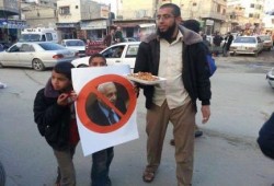 بالصور غزة توزع الحلوى بعد وفاة شارون في الوقت الذي ينعاه فيه السيسي وزبانية الانقلاب