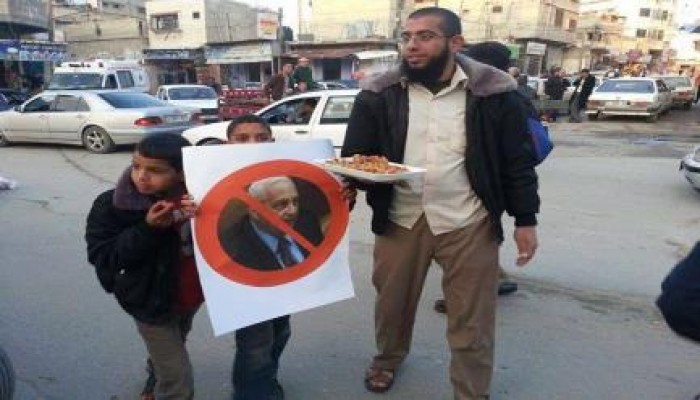 بالصور غزة توزع الحلوى بعد وفاة شارون في الوقت الذي ينعاه فيه السيسي وزبانية الانقلاب