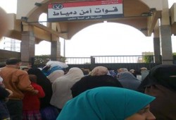 اشتباكات بين أهالي المعتقلين وحرس سجن ‫‏دمياط‬ .. بعد ترحيل كل المعتقلين فجأة ليلاً