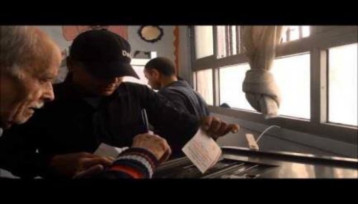 بالفيديو .. مجند أمن مركزي يوجه أحد المسنين للتصويت "بنعم" في الإسكندرية