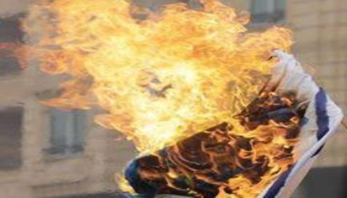 ثوار الهرم يحرقون علم الكيان الصهيونى فى يوم الاستفتاء على دستور الدم