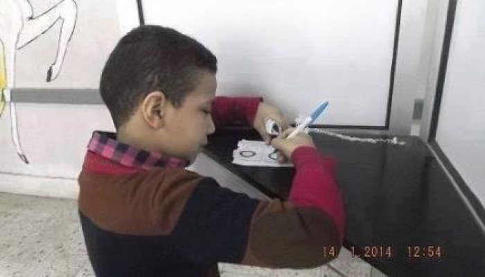 (فضيحة): طفل يدلي بصوته في الاستفتاء على دستور الدم
