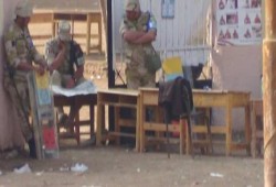 ضابط جيش لأهالي قرية ببني سويف: روًحوا بيوتكم احنا خلاص صوًتنالكم!!