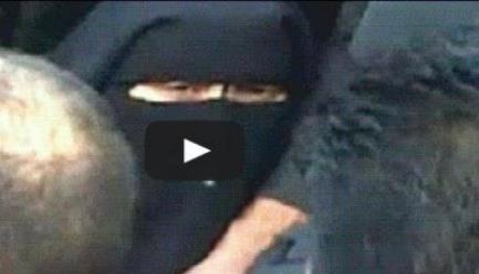 بالفيديو ..  تعليق نارى لرامى جان بانفعال شديد على مشهد اعتقال الشرطة لمنتقبة