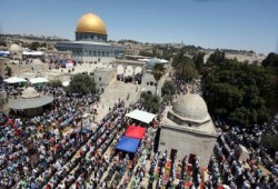 صهاينة يقتحمون المسجد الأقصى أمس وسط احتفالات يهودية