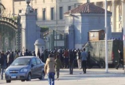 ميليشيات الانقلاب تقتحم حرم جامعة القاهرة وقنابل الغاز تدخل لجان الامتحان