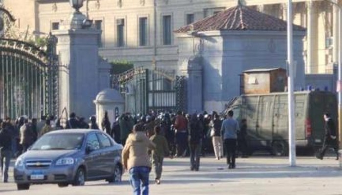 ميليشيات الانقلاب تقتحم حرم جامعة القاهرة وقنابل الغاز تدخل لجان الامتحان