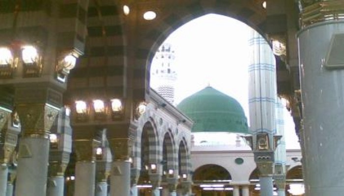 إمام بالمسجد النبوي الشريف : حكام مصر الحاليين "زنادقة ملحدين فجرة"