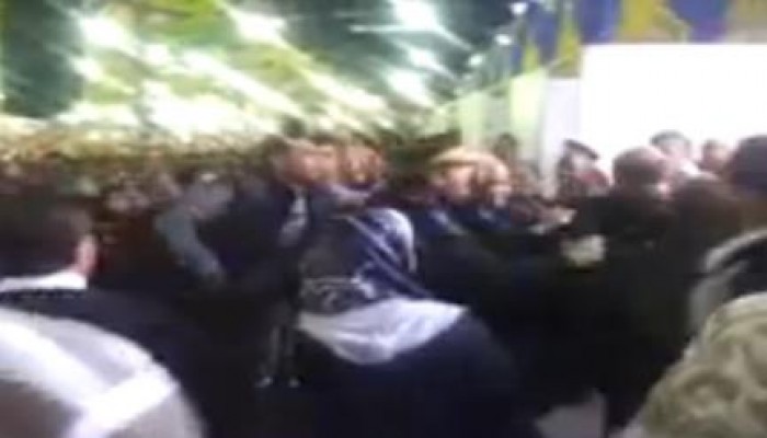 بالفيديو.. لحظة طرد المهندسين لوزير الري (الانقلابي) من داخل الصالة المغطاة