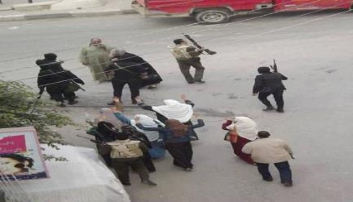 ثبات الحرائر يهزم الانقلاب: نشطاء يتداولون صوراً لحرائر يرفعن رابعة عقب اعتقالهن ببني سويف