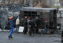 استمرار المواجهات بين الشرطة والمحتجين في أوكرانيا