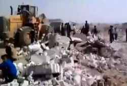 بالفيديو الداخلية تهدم مقابر لإنشاء سجن جديد بالقاهرة .. شاهد جثة تتمزق وسط صراخ الأهالي