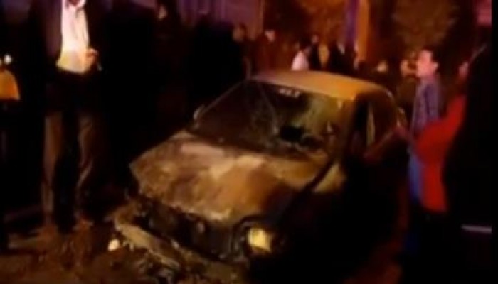 احراق سيارة رئيس مباحث الفيوم الذي يشرف بنفسه على تعذيب الثوار بالمحافظة (فيديو)