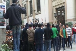 طلاب ضد الانقلاب يتظاهرون أمام البورصة المصرية