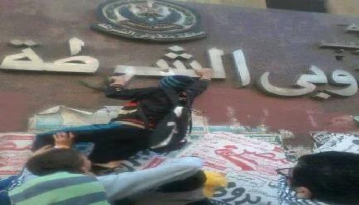 ثوار مصر يحطمون لافتات معهد مندوبي الشرطة بشارع عين شمس