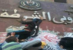 بالصور .. ثوار عين شمس يحطمون واجهة معهد مندوبي الشرطة