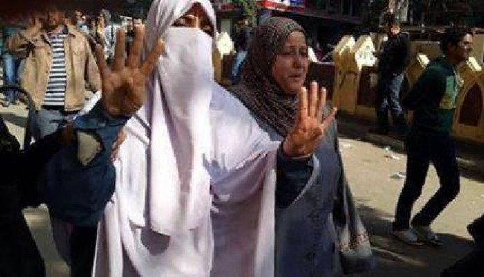 صورة والدة الشهيد   عمرو خلاف أثناء تشييع جنازته