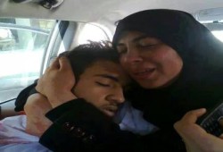 الشهيد بإذن الله عبد الله نوارة في حضن أمه بعد إستشهادة