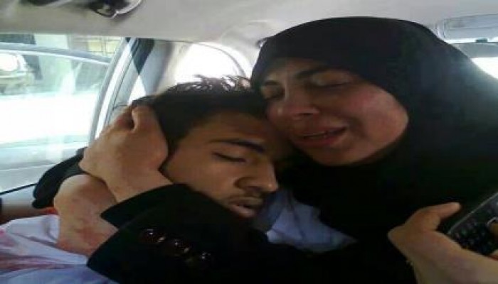 الشهيد بإذن الله عبد الله نوارة في حضن أمه بعد إستشهادة