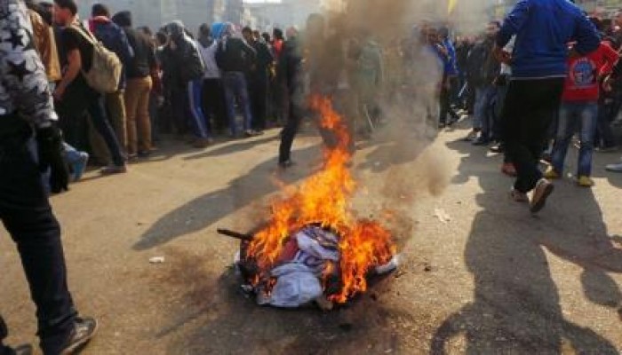 جموع المتظاهرين الغاضبة بالمطرية تمزق و تحرق صور قائد الإنقلاب عبد الفتاح السيسي