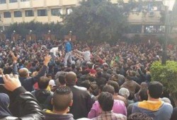 حشود بشرية من امام نقابه المهندسين