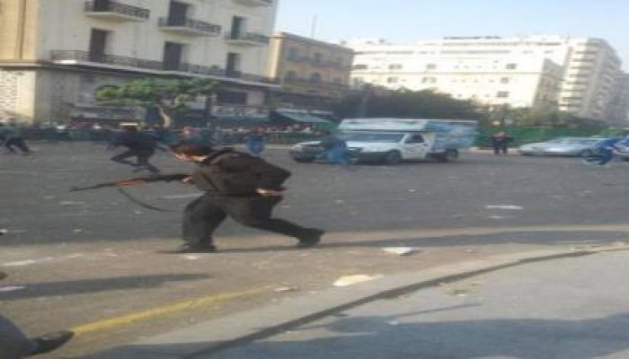 نشطاء ينشرون صورا لافراد شرطة يفرون من الثوار في وسط القاهرة