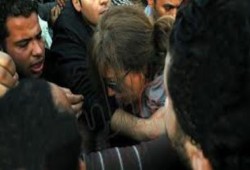 بالفيديو مراسلة قناة التحرير تعلن وجود تحرش خلفها فى ميدان التحرير والمذيعة غاضبة