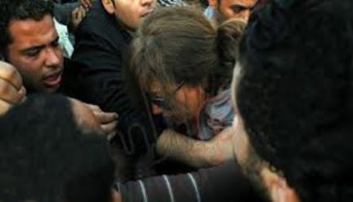 بالفيديو مراسلة قناة التحرير تعلن وجود تحرش خلفها فى ميدان التحرير والمذيعة غاضبة