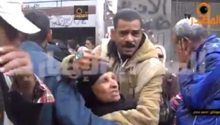 أهالي ضحايا مذبحة المطرية: "هنموت عيالك يا سيسي وهنقطعك نثاير احنا صعايده وده تار" (فيديو)