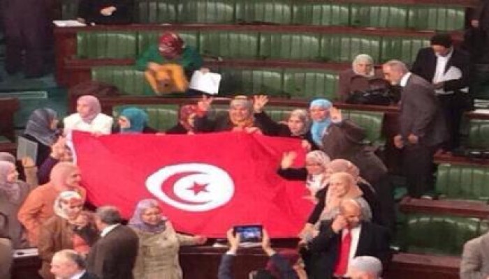 إقرار الدستور بتونس ونواب التأسيسي يرفعون شارة رابعة
