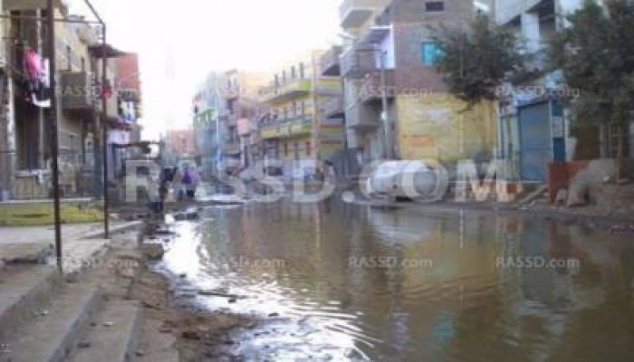 شوارع إطسا ودفنو بالفيوم تغرق في بركة من مياه الصرف الصحي