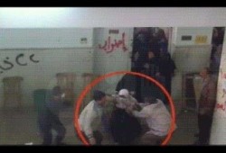 فضيحة: الشرطة تضرب طبيبة بالقلم وتسحلها وتعتقلها لوجود دبوس على حجابها عليه اشارة رابعة