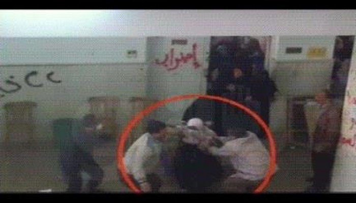 فضيحة: الشرطة تضرب طبيبة بالقلم وتسحلها وتعتقلها لوجود دبوس على حجابها عليه اشارة رابعة
