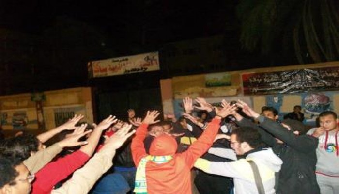 وقفة أولتراس ربعاوي أمام مدرسة 6 أكتوبر بنات (صور)