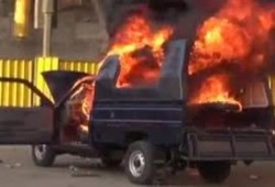 ردا علي اعتقال 4 حرائر لمدة ساعتين ثوار طنطا يحرقون بوكسين للشرطة