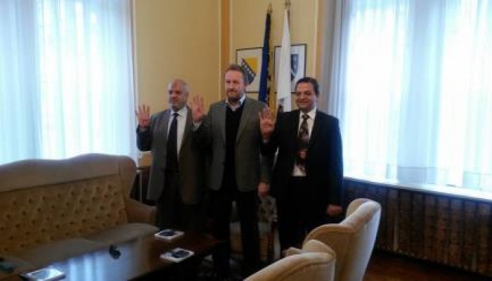 رئيس البوسنه والهرسك باكرعلي عزت بيجوفيتش يستقبل أنصار الشرعيه ويرفع شعار رابعه